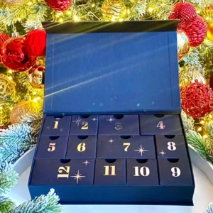 Elegant holiday advent calendar with 12 compartments, containing festive-scented candles, wax melts, and aroma sachets — perfect gift for fragrance lovers and Christmas home decor