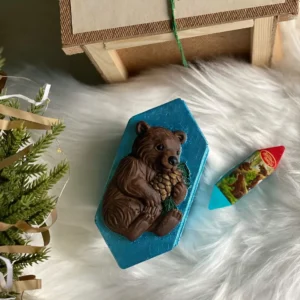 Handmade winter aroma candle in the shape of a candy, featuring a cute pinecone bear design. This bear candle is a unique holiday gift and perfect Christmas scented candle for nature lovers. Ideal as festive holiday decor and a charming candy-shaped candle for seasonal ambiance