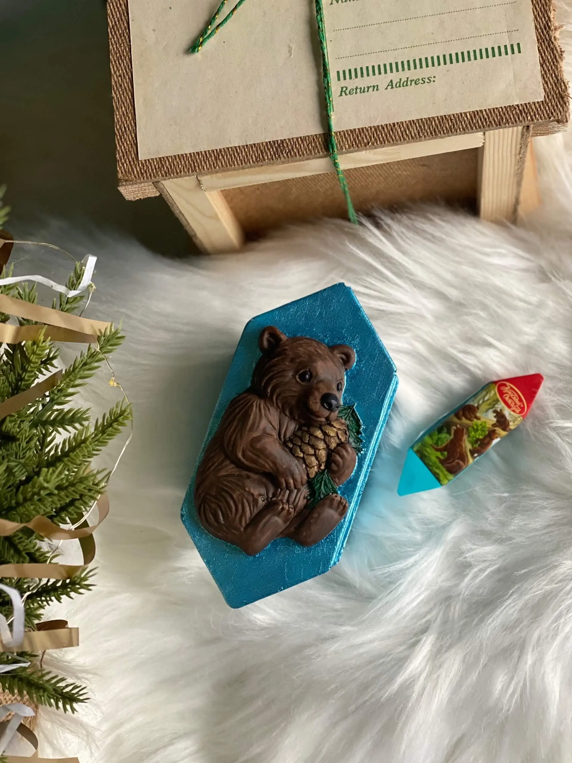 Handmade winter aroma candle in the shape of a candy, featuring a cute pinecone bear design. This bear candle is a unique holiday gift and perfect Christmas scented candle for nature lovers. Ideal as festive holiday decor and a charming candy-shaped candle for seasonal ambiance