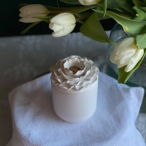 Handmade white camelia flower scented candle in minimalist container, elegant floral candle for International Women’s Day March 8, stylish spring home decor and thoughtful gift for women.