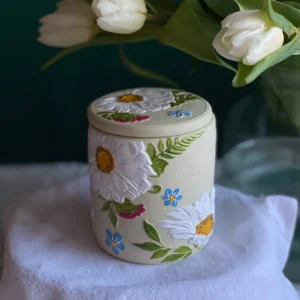 Handmade decorative scented candle with embossed daisy and wildflower design, elegant floral candle for International Women’s Day, March 8 gift with spring flowers and feminine decor.