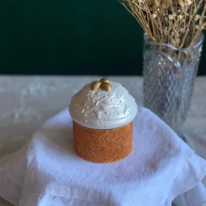 Classic easter cake scented candle